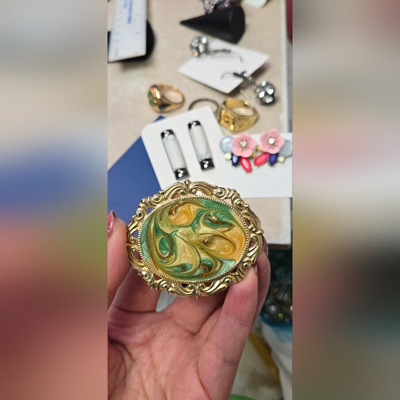 Vintage Gold Tone and Green Enamel Artwork  Swirl Brooch - Picture 8 of 17